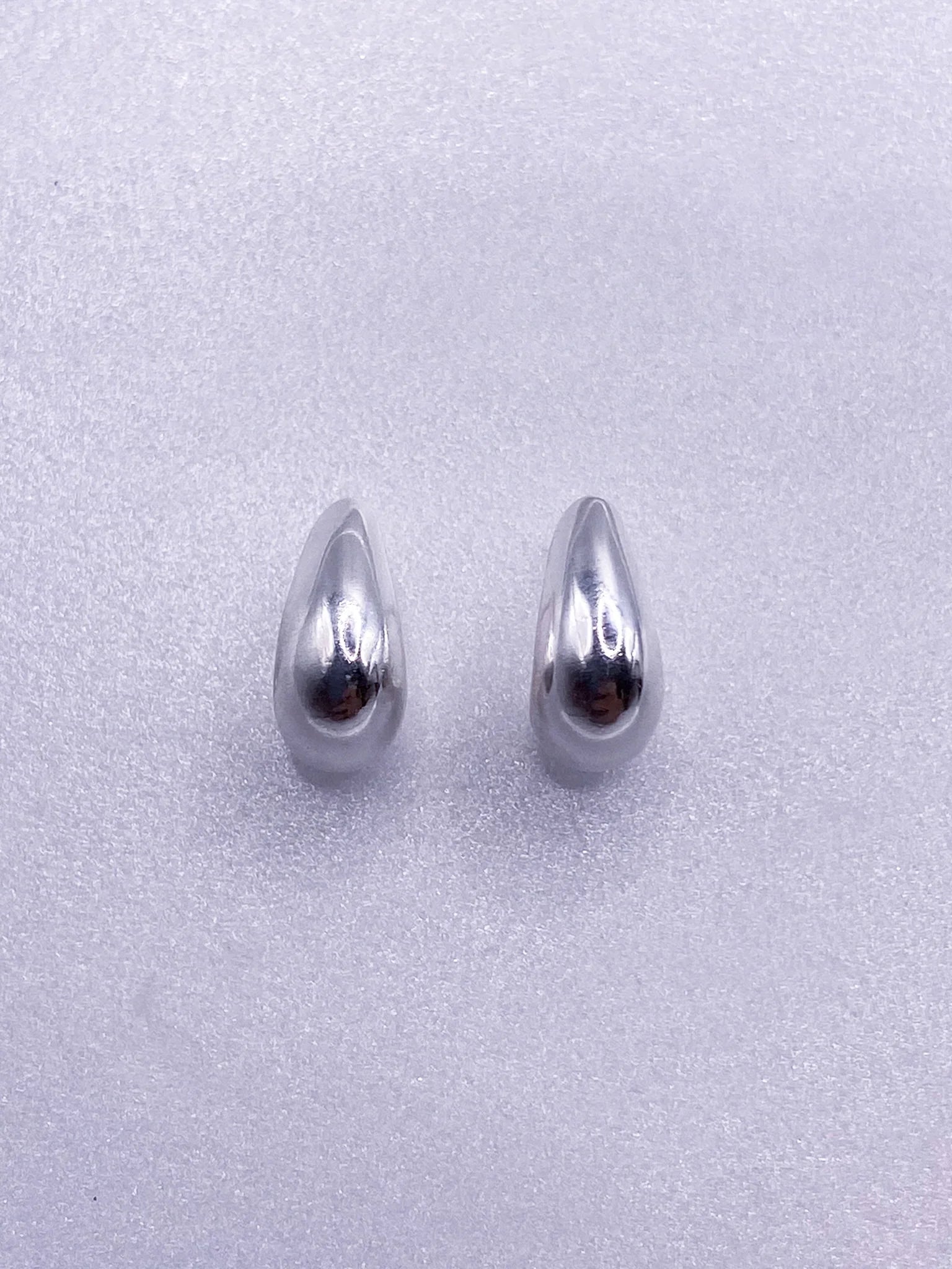 Brinco Curvado de Gota Pequeno