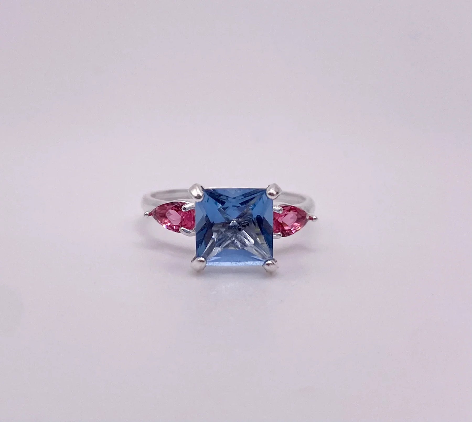 Anel com Zircônias Rubi Rose e Água Marinha Quadrada