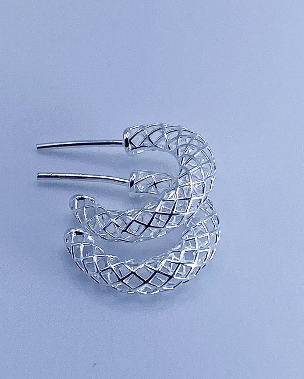 Argola de Prata 925 Redonda Vazada Detalhada